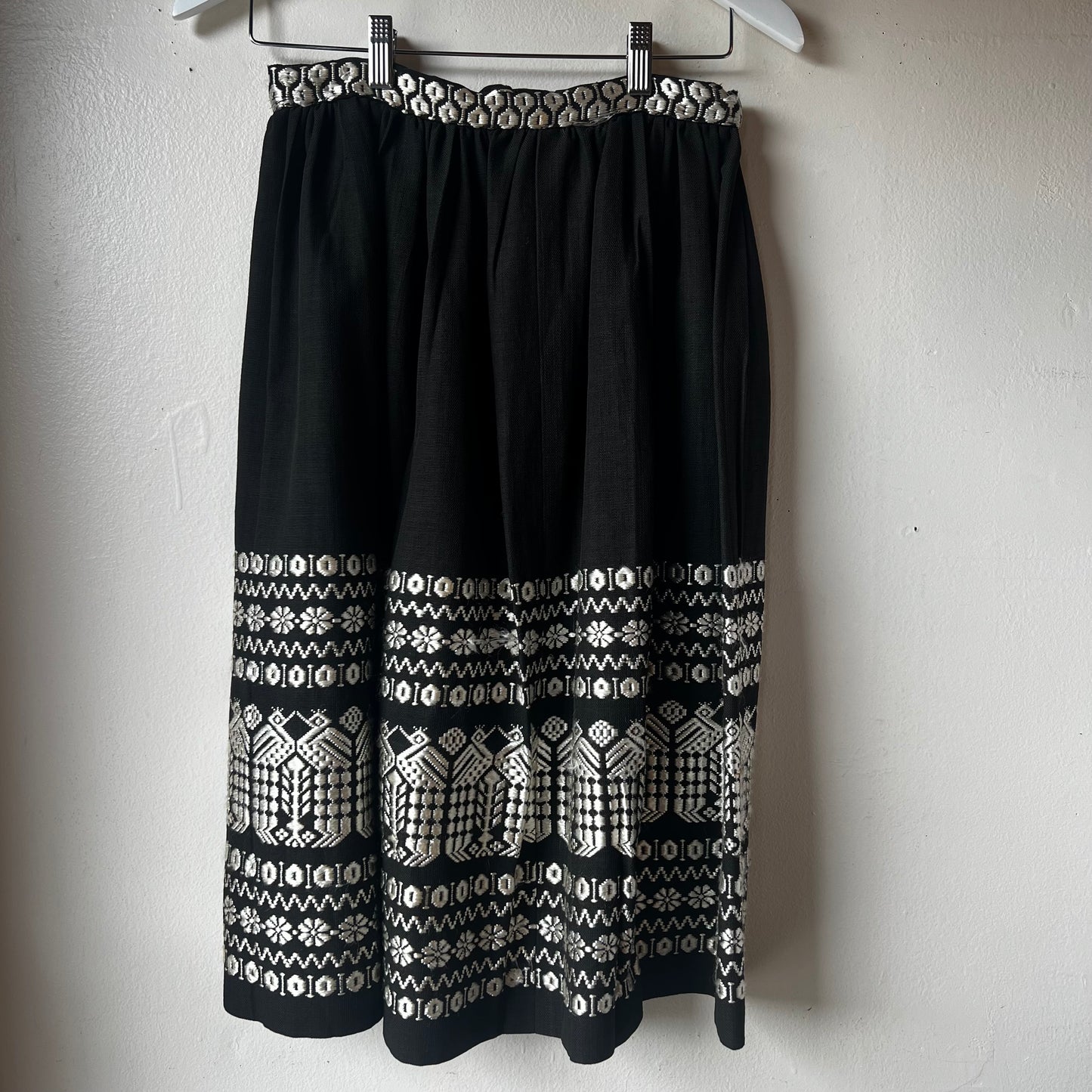 Vtg Black & White Embroidered Mexican Skirt 26"W