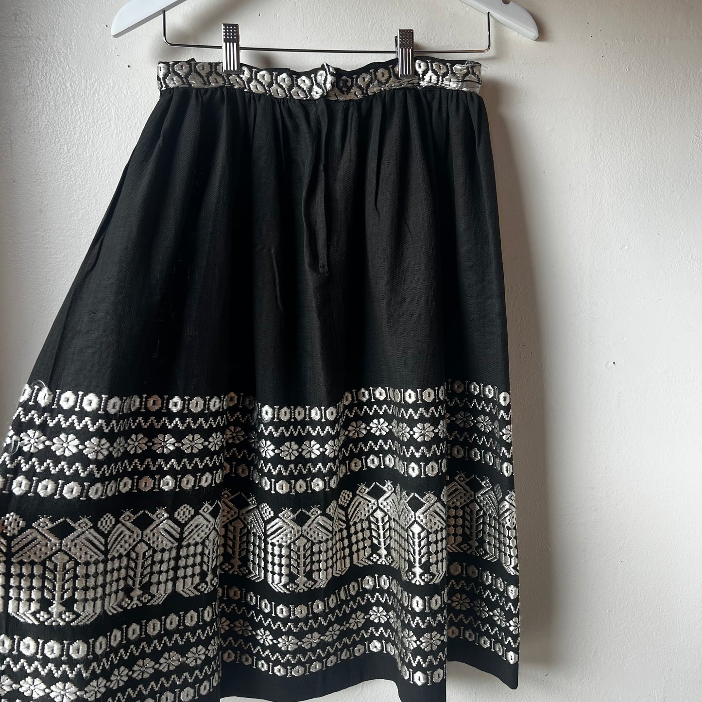 Vtg Black & White Embroidered Mexican Skirt 26"W