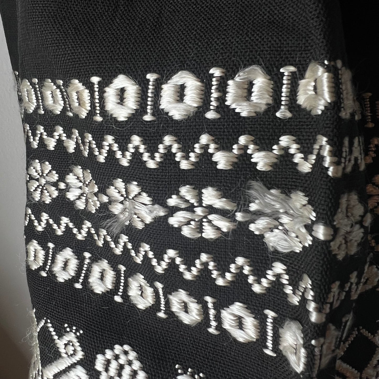 Vtg Black & White Embroidered Mexican Skirt 26"W