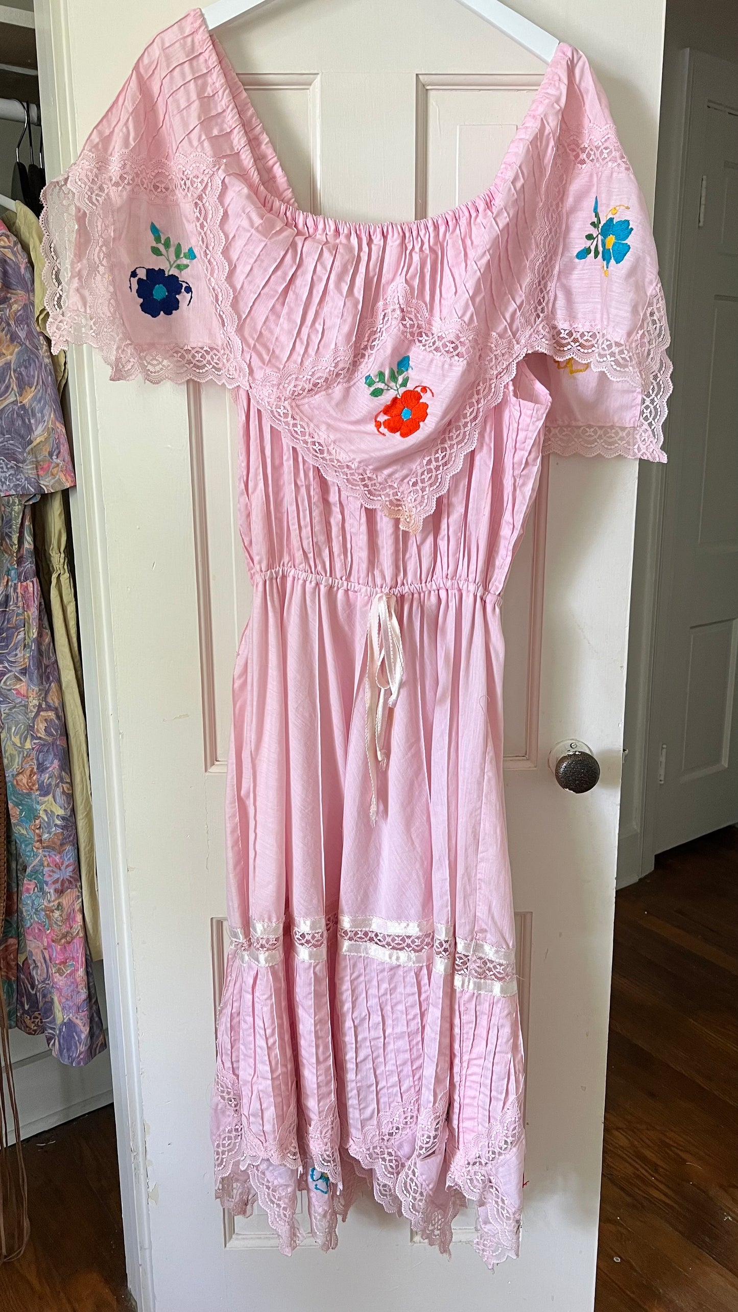 1970s Baby Pink Embroidered Mexican Dress (XL)