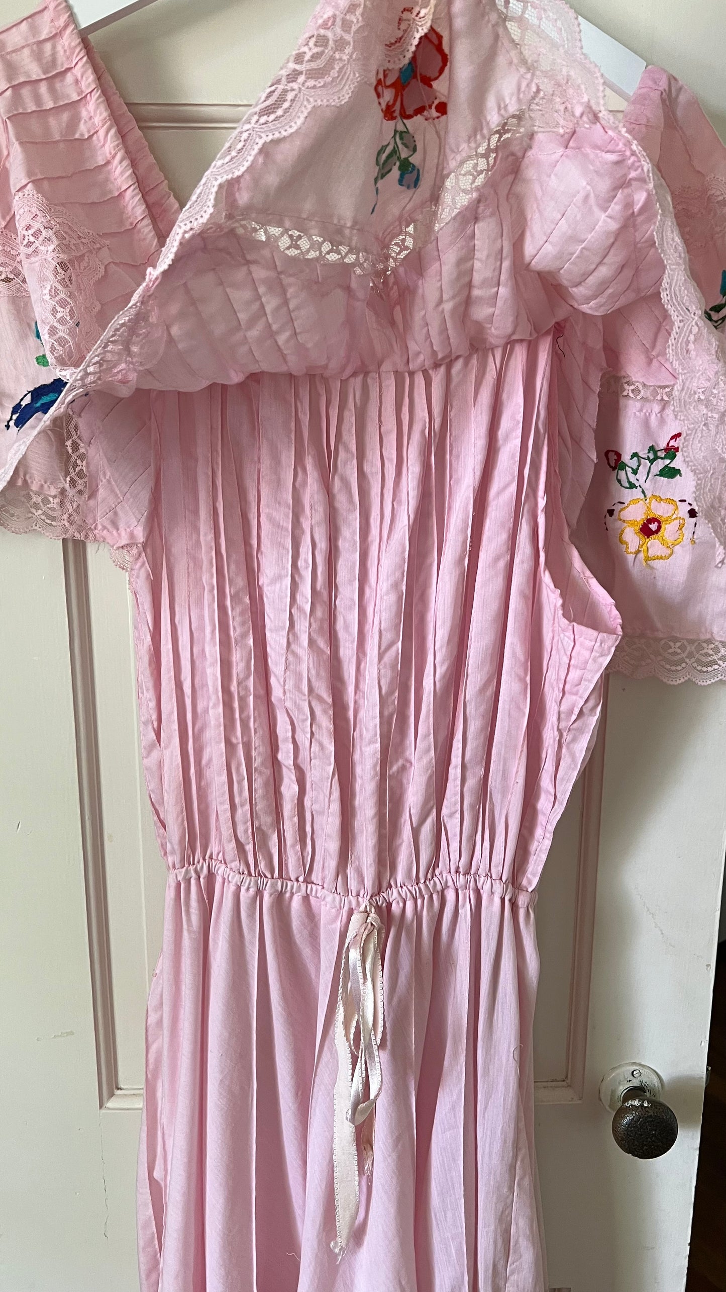 1970s Baby Pink Embroidered Mexican Dress (XL)