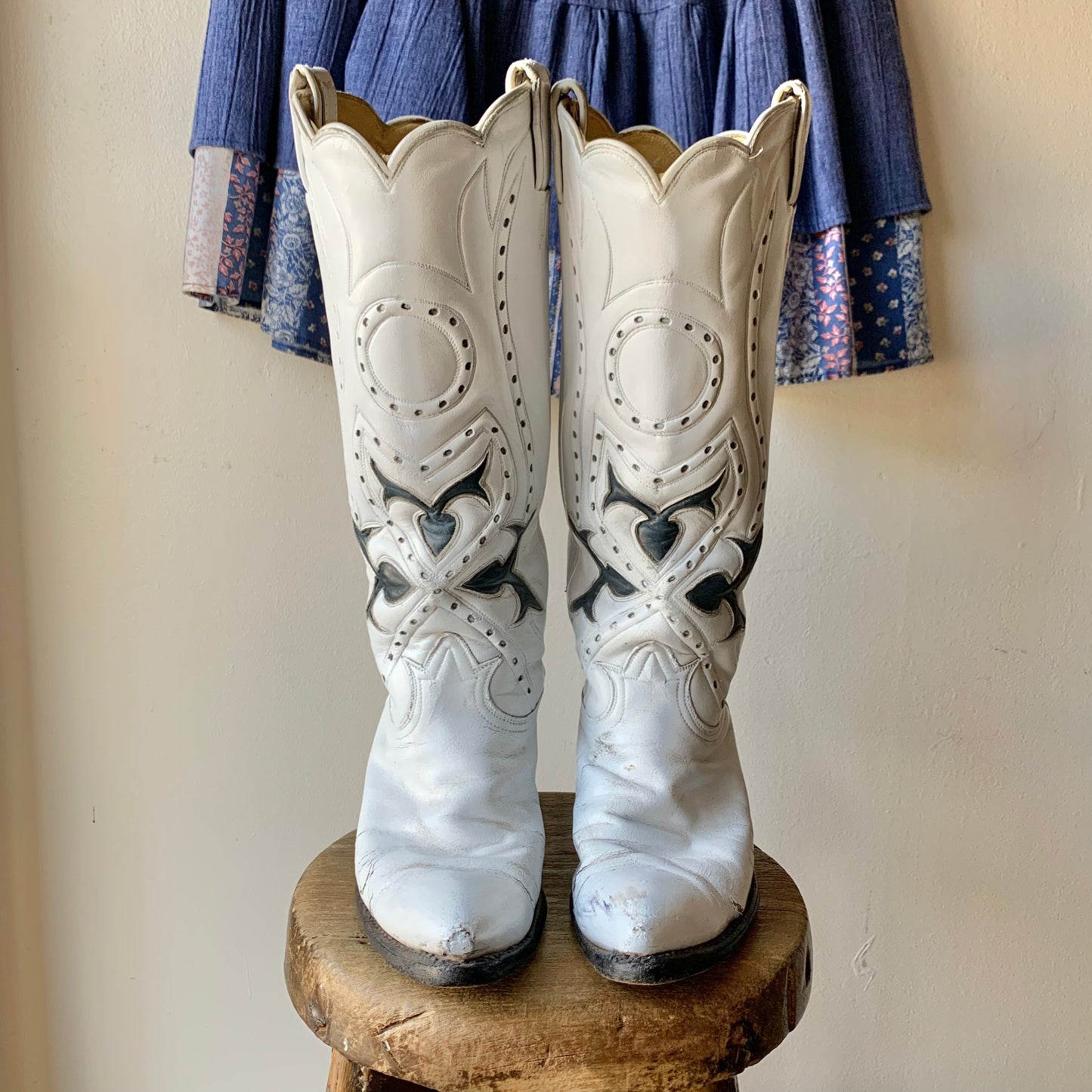 W9 1950s White Cowboy Boots with Navy Western Inlay / women's- as is