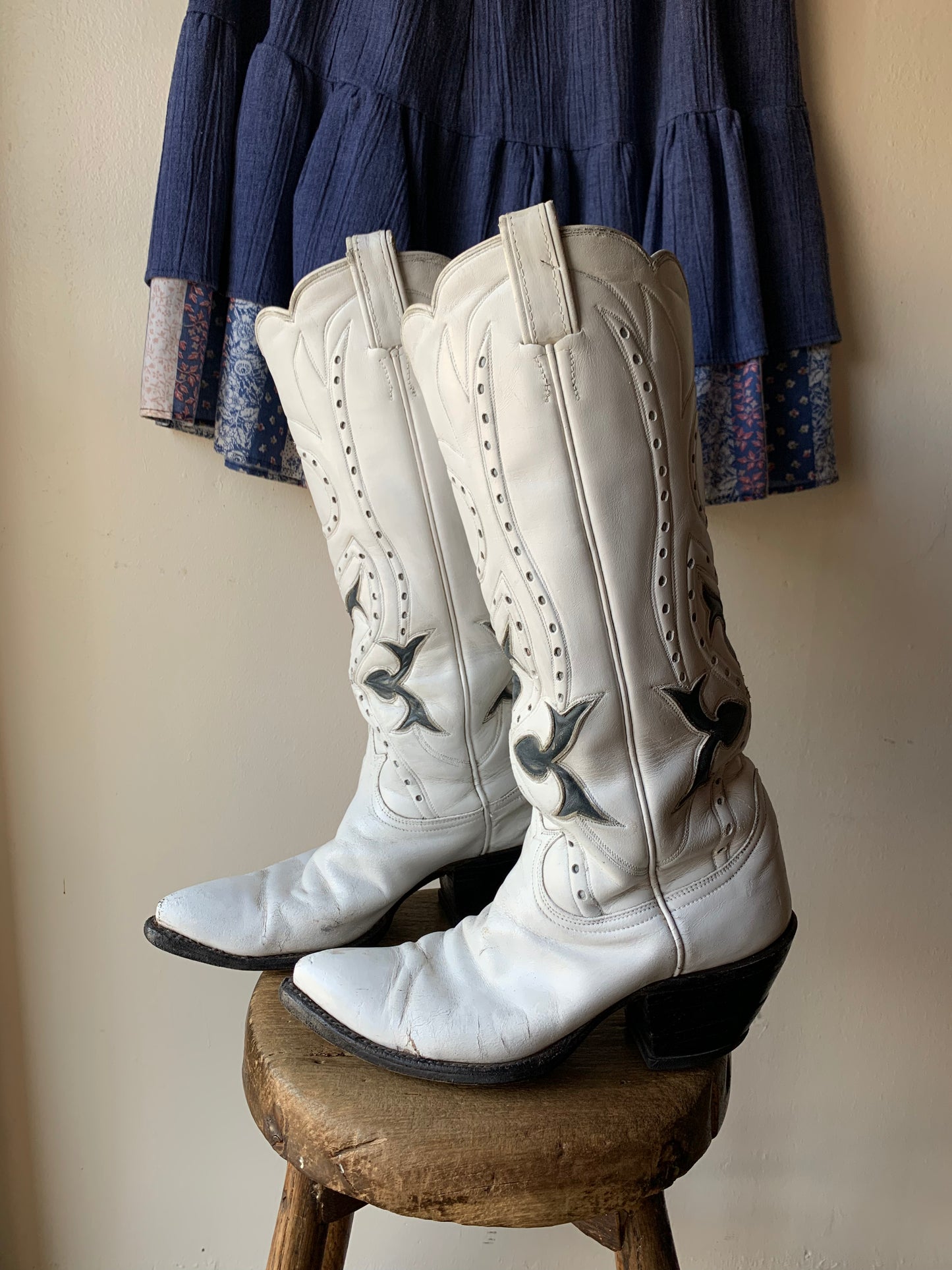 W9 1950s White Cowboy Boots with Navy Western Inlay / women's- as is