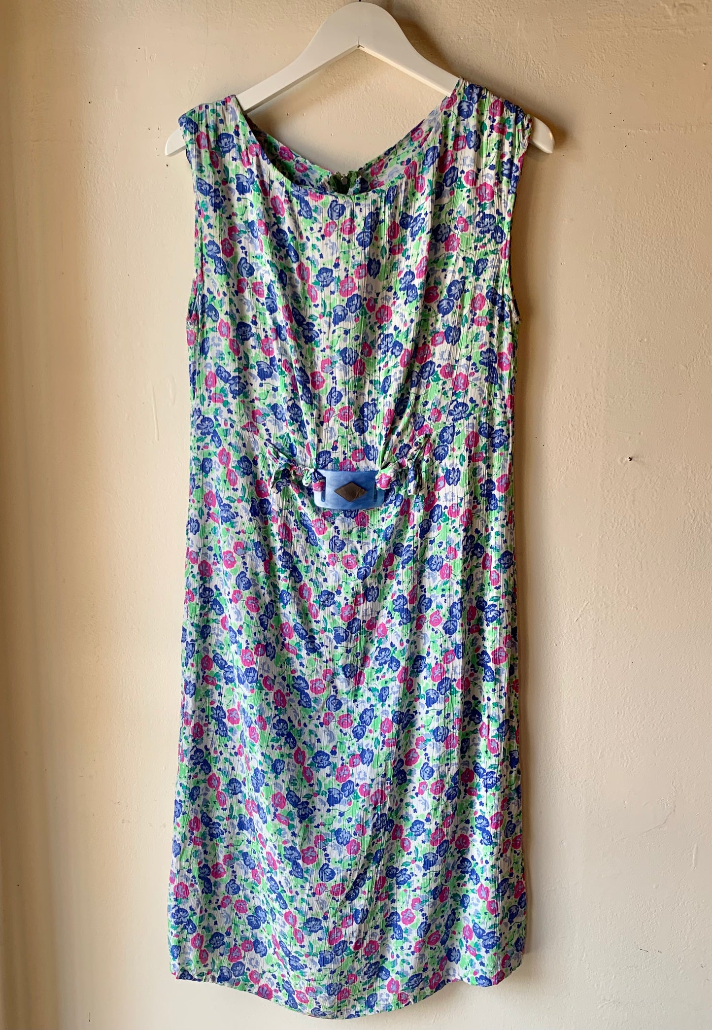 1950s Floral Dress w/ Bakelite Buckle (M/L)